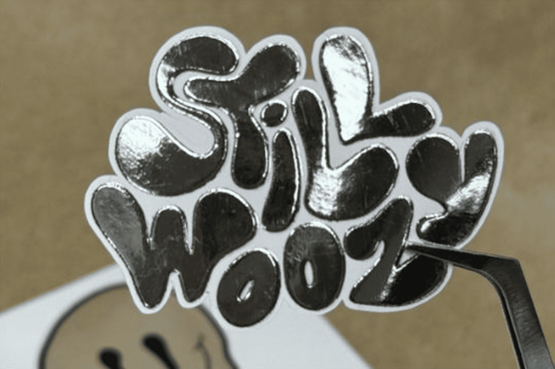 Наклейка из белого винила с серебряной пленкой