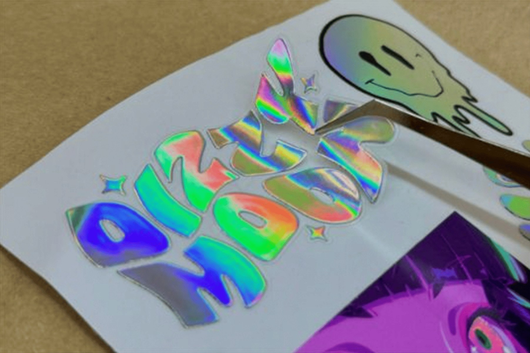 Прозрачная наклейка с голографической пленкой