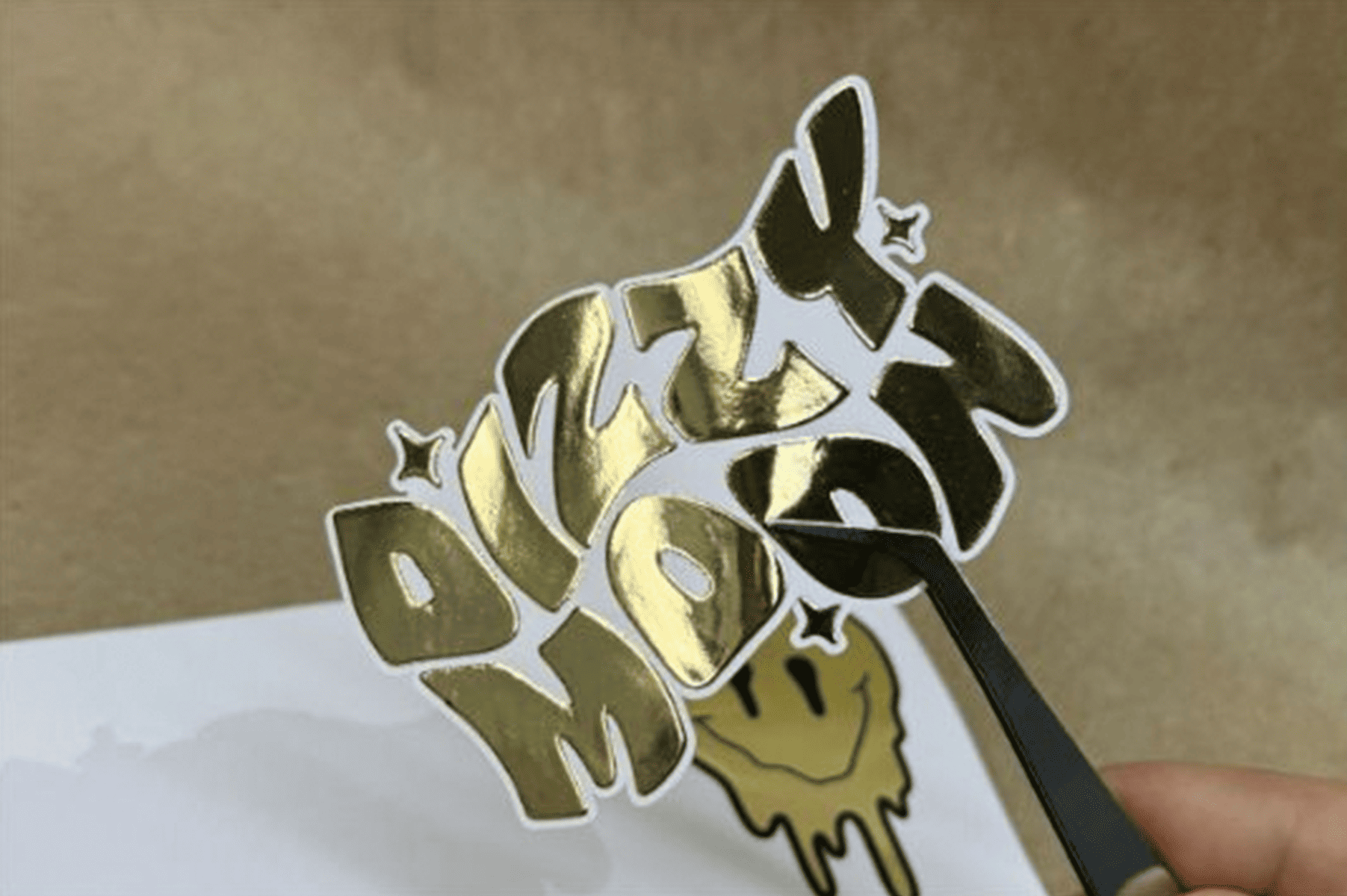 Наклейка из белого винила с золотой пленкой