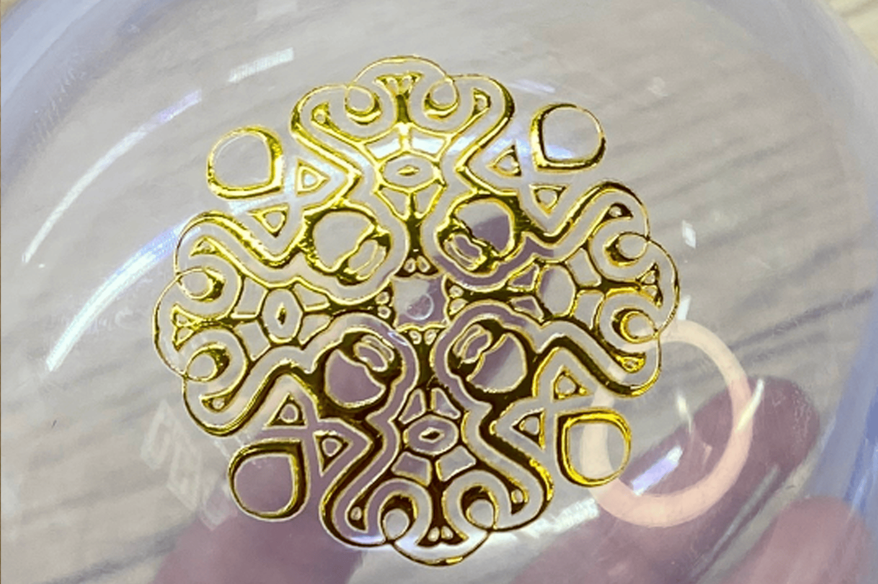 Глянцевая наклейка с золотом