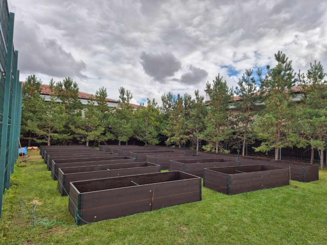 Усиленная грядка из ДПК с надежными угловыми шарнирами