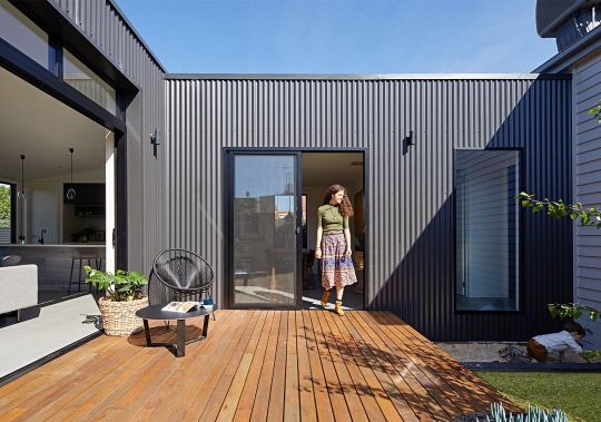 Современная терраса из декинга ДПК и фасадные панели GreenDecks на объекте