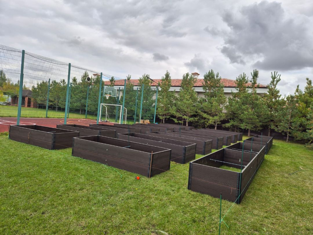 Многоуровневая клумба из панелей ДПК высота каждой секции 30 см