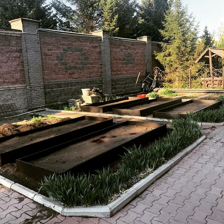 Грядка из древесно-полимерного композита со стальными стяжками в комплекте